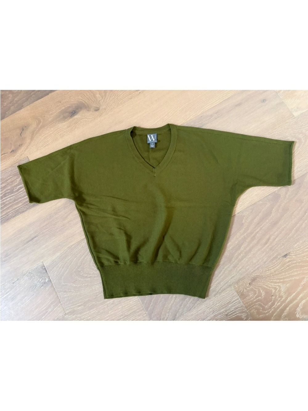 V-Neck Olive Green Women’s lightweight Short Sleeved Sweater Size Small.